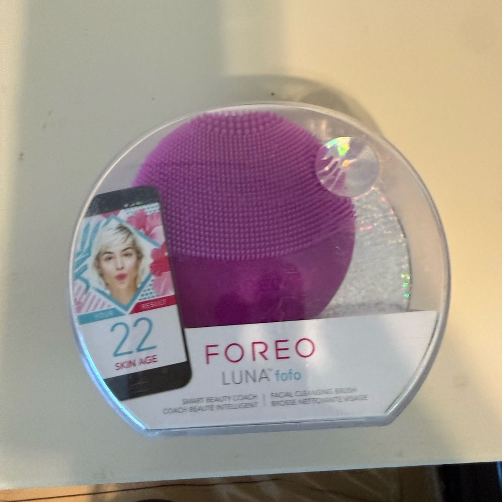 FOREO Luna Fofo Facial Brush in Purple and White Packaging - Picture 2 of 6